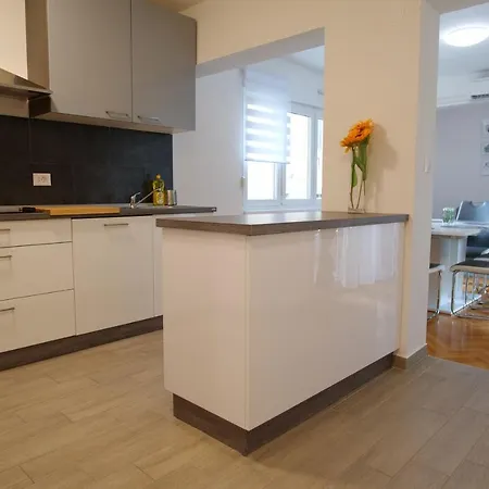 Arena With 3 Bedrooms In The Center Pola