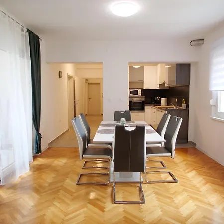 Arena With 3 Bedrooms In The Center Apartmán Pula
