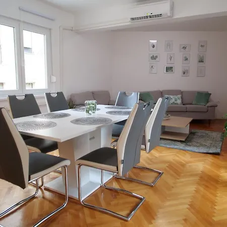 Arena With 3 Bedrooms In The Center דירה *