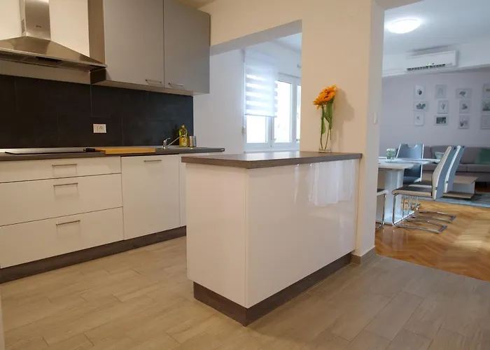 Arena With 3 Bedrooms In The Center Póla