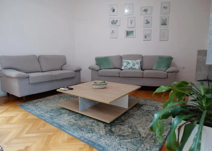 Arena With 3 Bedrooms In The Center * Póla