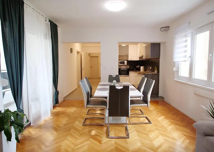 Arena With 3 Bedrooms In The Center Apartman Póla